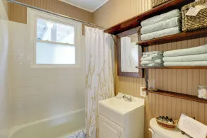 Lovely Hendersonville Retreat ~ 1 Mi to Downtown! - Interiör