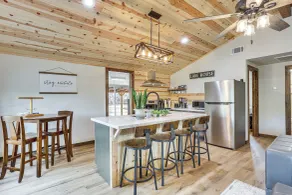 Fish Sam Rayburn! Secluded Cabin w/ Deck & Grill - Innenbereich