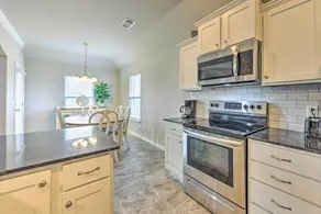 Fayetteville Home: Near University & Biking Trails - Interiör