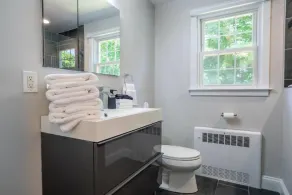 Family Cottage with 4 King Beds  - Badezimmer