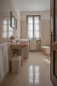 Villa avec terrasse et jardin | Vue jardin - Salle de bain