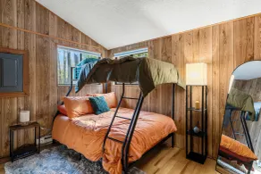 2-bedroom cabin, with a Fireplace, PS5, BBQ, fitness room, and a private hot tub - Zimmer