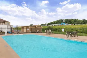 Days Inn by Wyndham Hannibal - Piscine