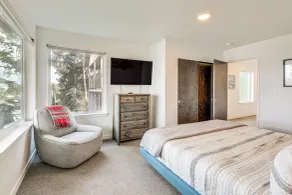 Depoe Bay Townhome w/ Deck & Stunning Ocean Views! - Interior