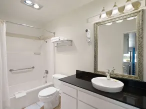Super 8 by Wyndham Dunnigan - Bathroom