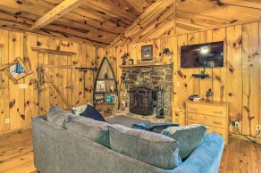 Mountian View Retreat < 2 Mi to White River! - Interior