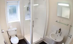 Henley Hotel - Bathroom