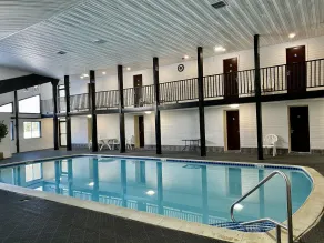 Beacon Inn & Suites - Pool