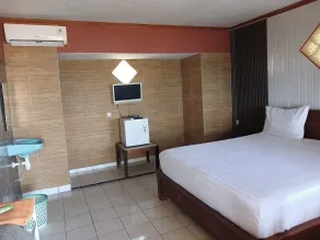 Hotel Tara Bar & Resto Air Sanih - Zimmer