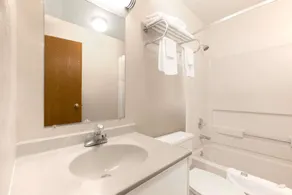 Super 8 by Wyndham Boonville - Salle de bain