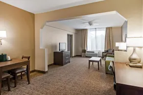 Comfort Suites Maingate East - Chambre