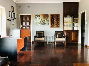 Room 1 of 8 Cozy Suites at The Hilltop Guesthouse - Rezeption