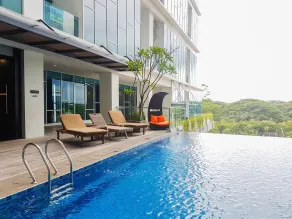 Comfort And High Floor Studio At Brooklyn Alam Sutera Apartment - Pool