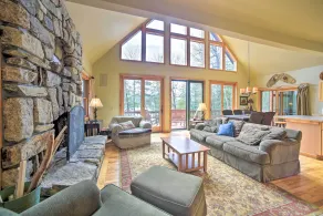 Adirondack Oasis: Lake House w/ Dock + Deck! - Interni