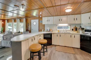 Waterfront Royal Home w/ Dock & Patio! - Innenbereich