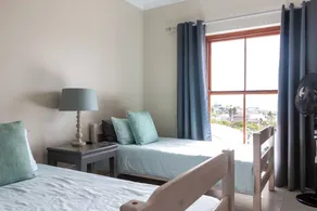 Serene Langebaan Getaway with Garden and pool views - Zimmer