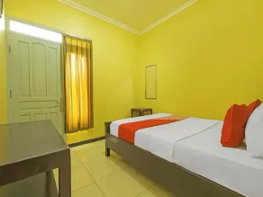 OYO 92483 Hotel Kirana - Habitación