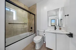 5BR Gorgeous Melrose Villa with Parking - Badrum