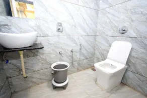Hotel A1 Vastrapur - Bathroom