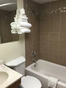 Super 8 by Wyndham Redfield - Bathroom