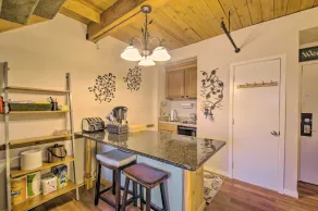 Snug Wintergreen Resort Studio: Ski In & Out! - Innvendig