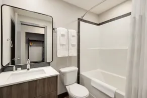 Ramada by Wyndham West Edmonton Hotel & Suites - Bathroom