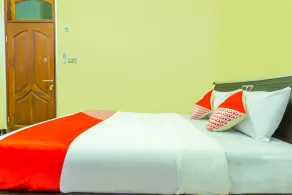 RedDoorz at Senaz Guesthouse Mataram - Room