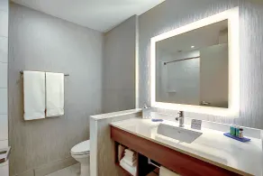 Holiday Inn Express & Suites - Calgary Airport Trail NE by IHG - Badezimmer
