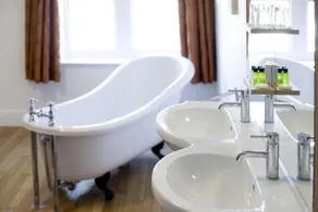 The Old Lodge - Bathroom