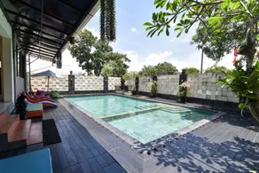 RedDoorz Plus near Mall Bali Galeria 2 - Pool
