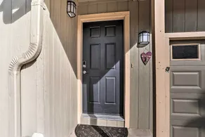 Mount Shasta Escape w/ Balcony ~ Walk to Dtwn - Innvendig