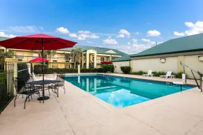 Quality Inn & Suites near Lake Eufaula - Piscina
