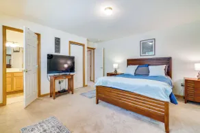 Deck & Screened Porch: Pocono Lake Vacation Rental - Interiör