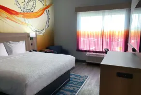 La Quinta Inn & Suites by Wyndham San Antonio Seaworld LAFB - Room