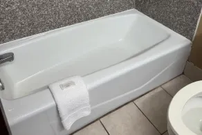 Broadway INN & SUITES OKC - Bathroom