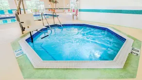 Country Inn & Suites by Radisson, Appleton Airport - Fox River Mall Area - Piscine