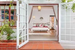 Sacred Mountain Lodge - Interior entrance