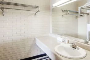 Days Inn by Wyndham Jackson - Salle de bain