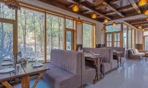 Treebo MR Villa With Mountain View - Restaurant