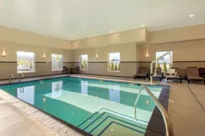 Comfort Suites Burlington near I-5 - Piscine