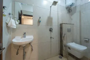 Treebo Shridhar Stay, 2 km from Indore Junction - Badezimmer