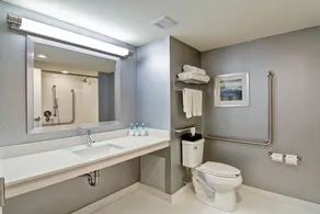 Holiday Inn Express & Suites Oshawa Downtown - Toronto Area by IHG - Casa de banho