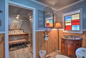 Charming Escape w/ Fire Pit in Summerville! - Badrum