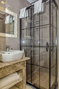 THE LEA HOTELS & SUITE - Baño