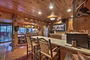 Spacious Waterfront Retreat w/ Dock & Hot Tub - Interiör
