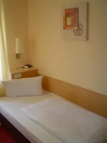 Atomis Hotel Düsseldorf City - Room