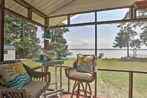 Idyllic Waterfront Escape w/ Private Boat Dock! - Interiör