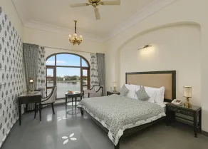 Brahma Niwas - Luxury Lake View Hotel with Infinity Pool, Udaipur  - Rum