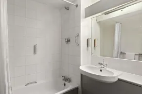 Ramada London South Mimms - Bathroom