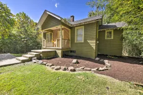 Pet-Friendly Cottage w/ Fire Pit - 3 Mi to SIU! - Interior
